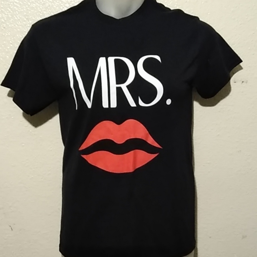 "Mrs"  Tee Size S